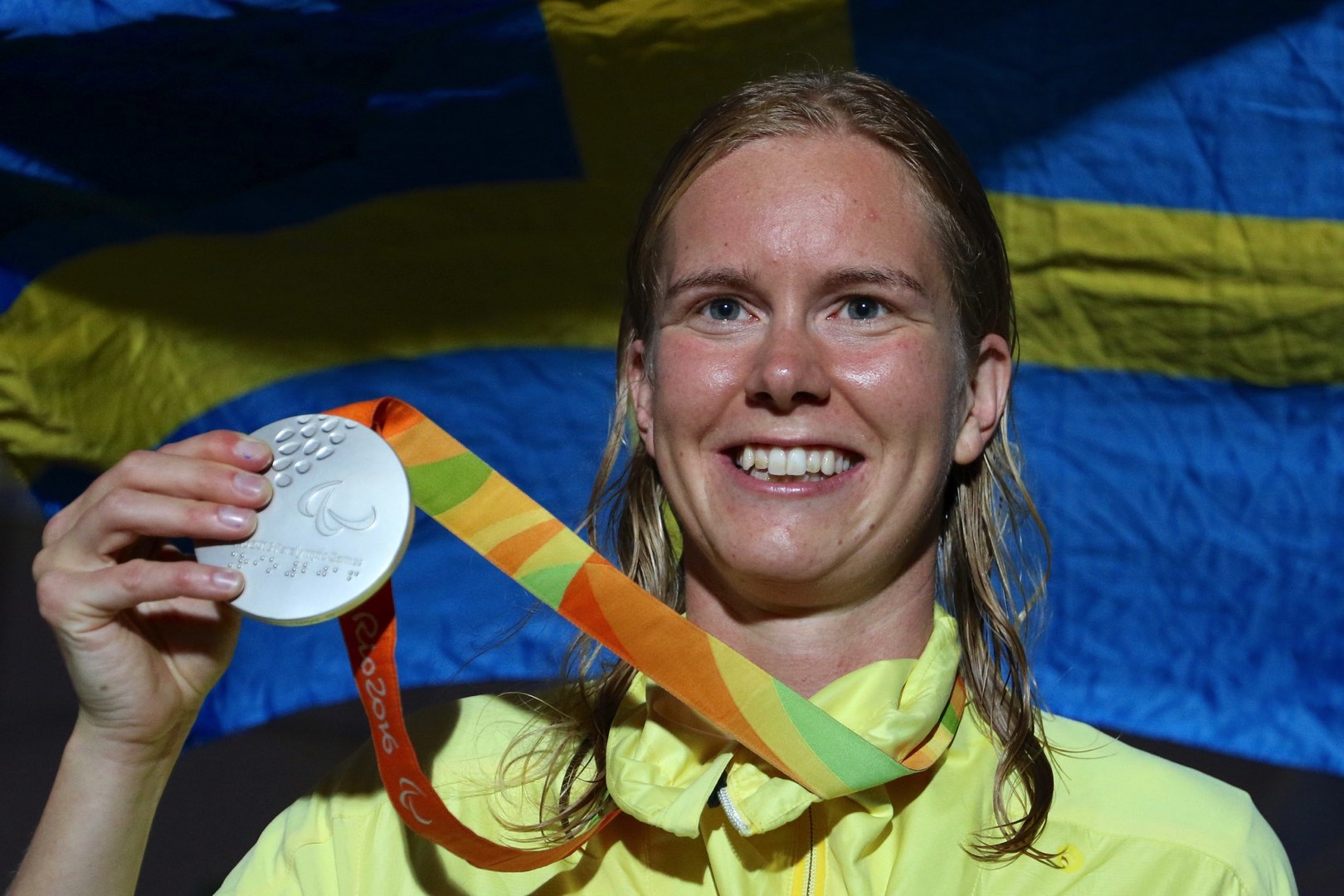 Maja Reichard visar upp sin medalj.