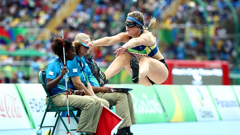Länghopparen Viktoria Karlsson hoppar med ögonbindel på en internationell tävling.