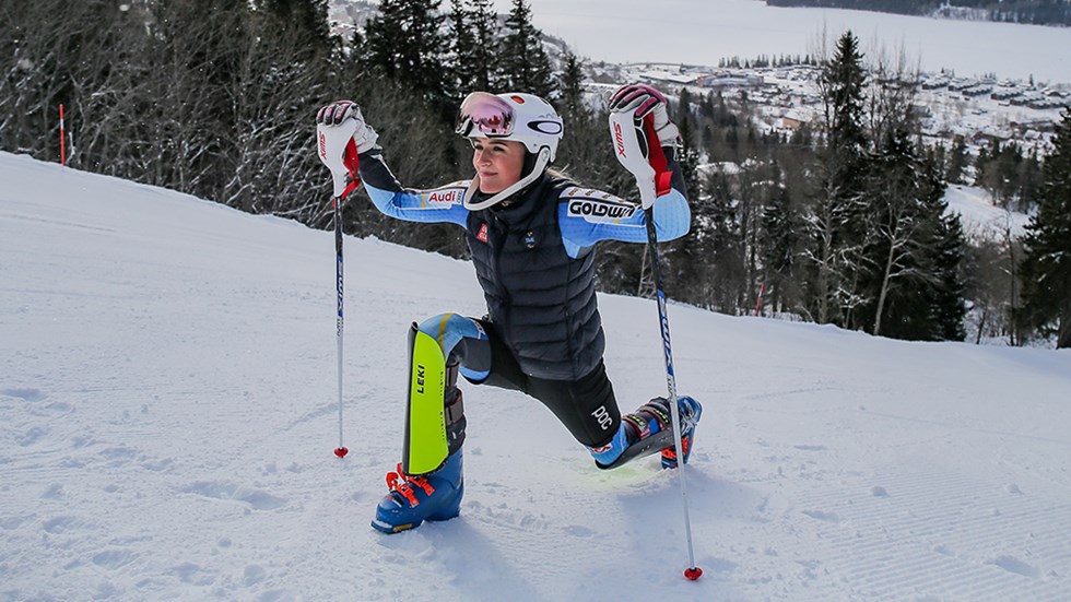Ebba Årsjö stretchar i backen med skidor på. 